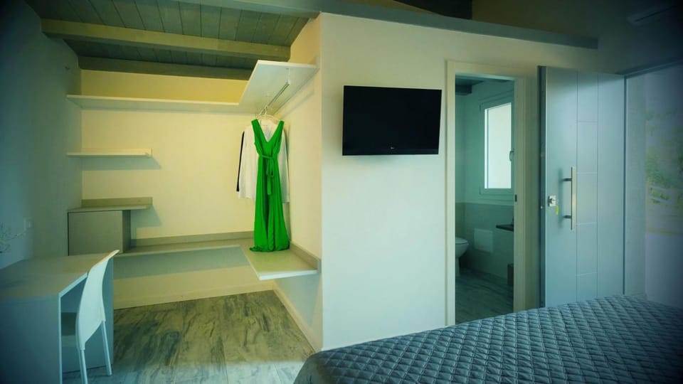 TV and multimedia, Bedroom, wardrobe