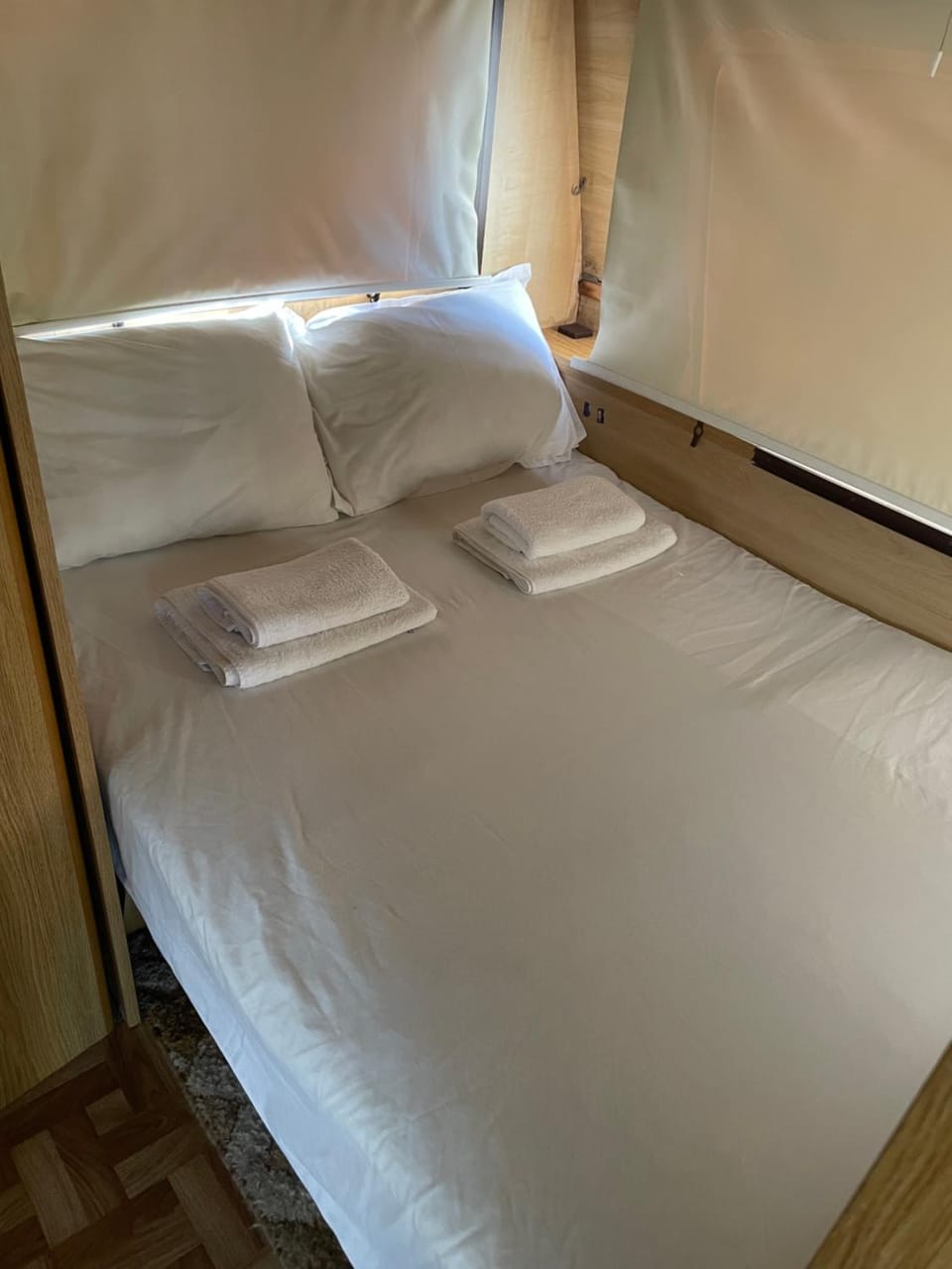 Bed, towels
