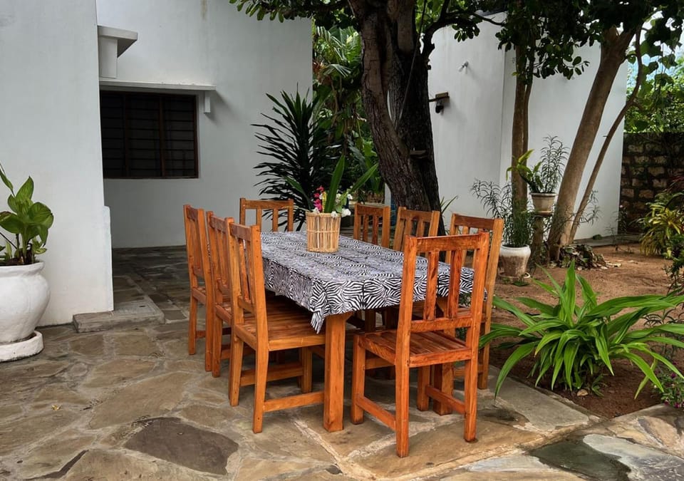 Dining area, Inner courtyard view