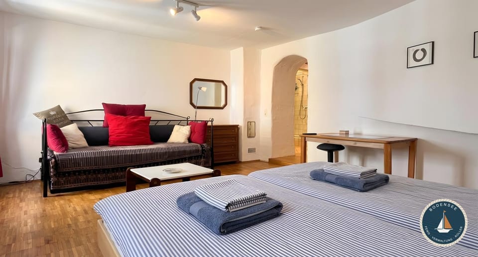 Bed, Living room, Photo of the whole room, Seating area, Bedroom, towels