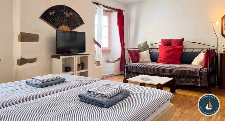 Bed, TV and multimedia, Photo of the whole room, Bedroom, towels