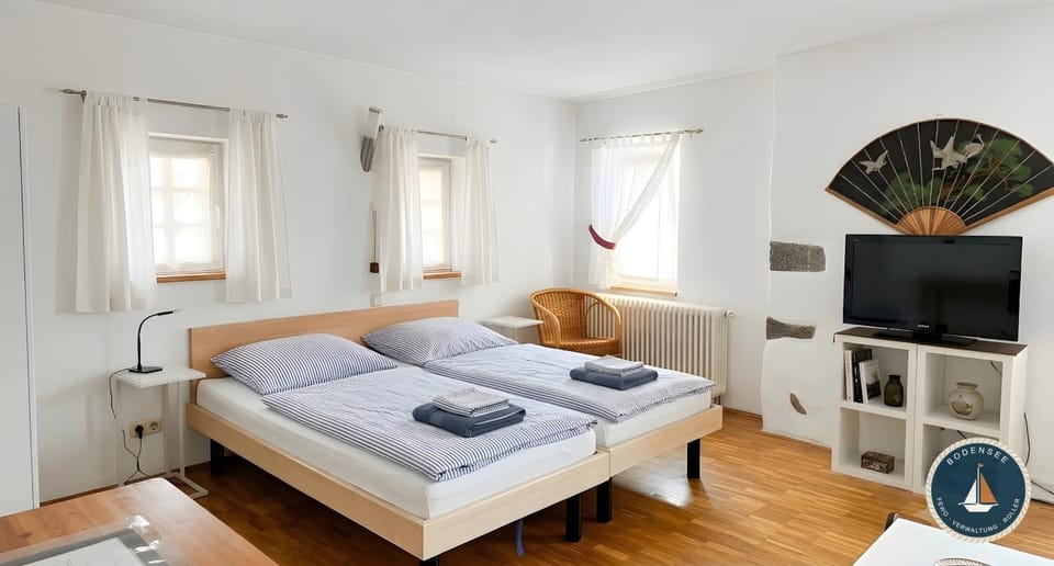 Bed, TV and multimedia, Photo of the whole room, Bedroom, towels