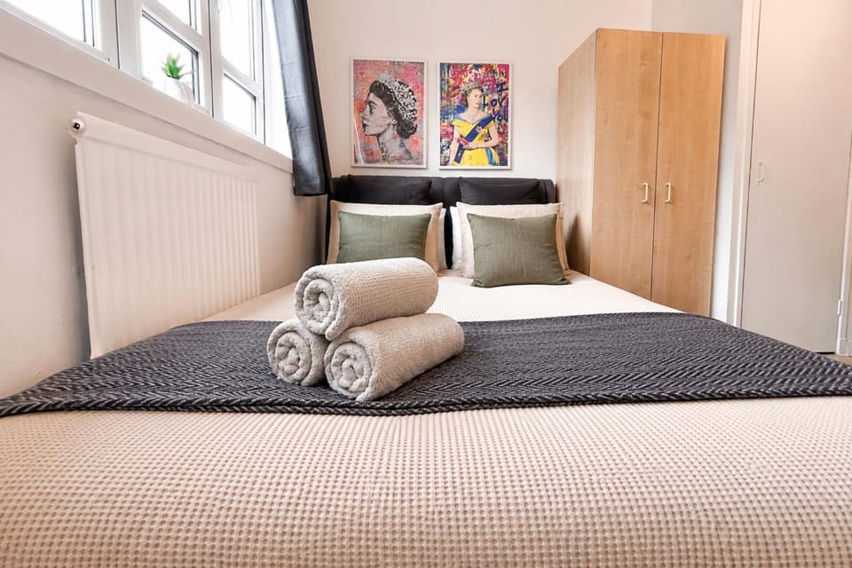 Bed, Photo of the whole room, Decorative detail, Bedroom, towels, wardrobe