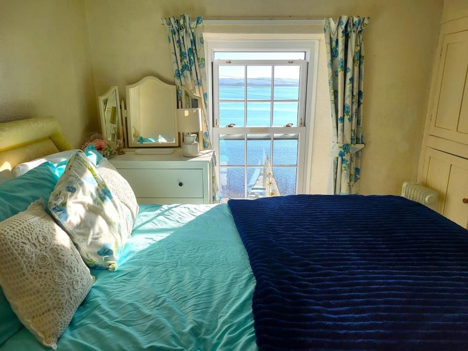 Bed, Bedroom, Sea view
