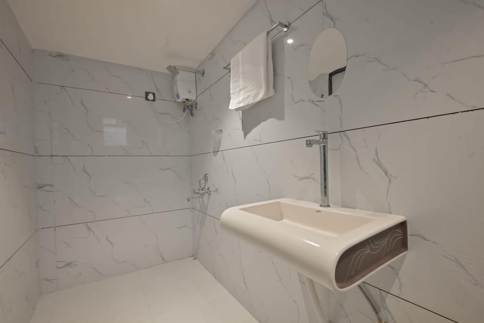 II EMPYREAN STAYS II AURA VILLA II 3BHK II AC II LARGE POOL Il Villa in Maharashtra