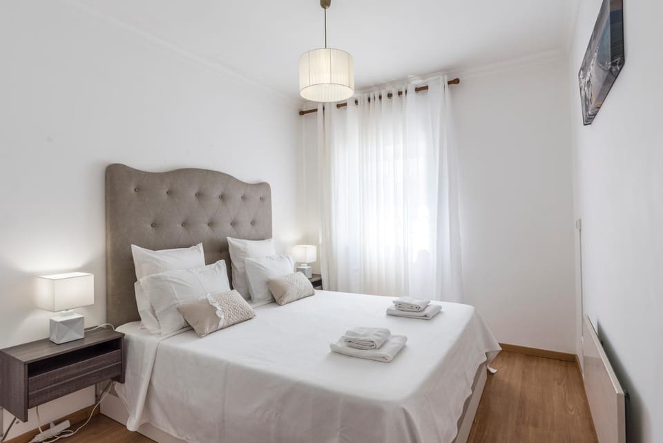Shower, Toilet, Bathroom, Bedroom, Landmark view, Sea view, Street view, Quiet street view
