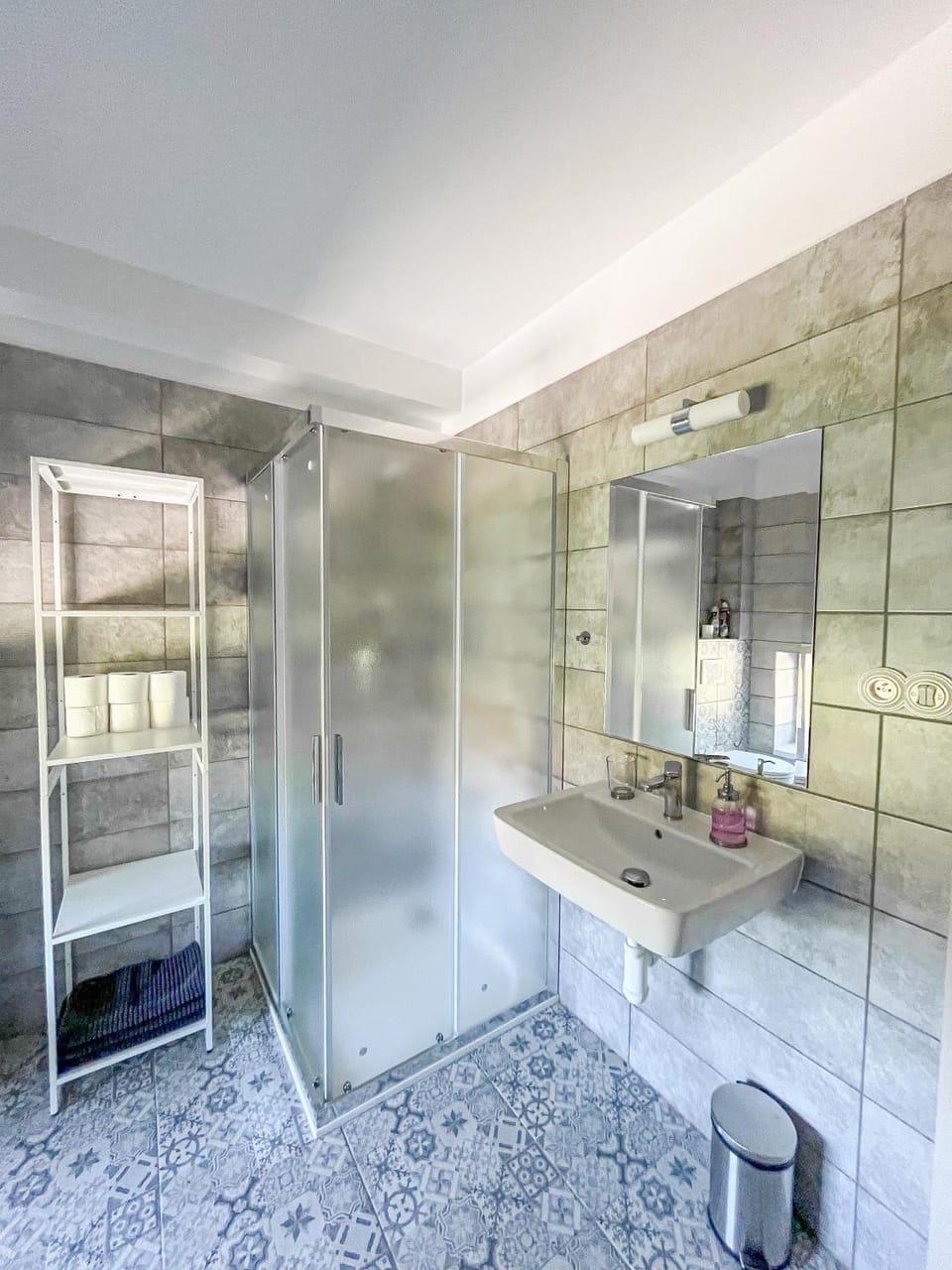 Shower, Bathroom, towels