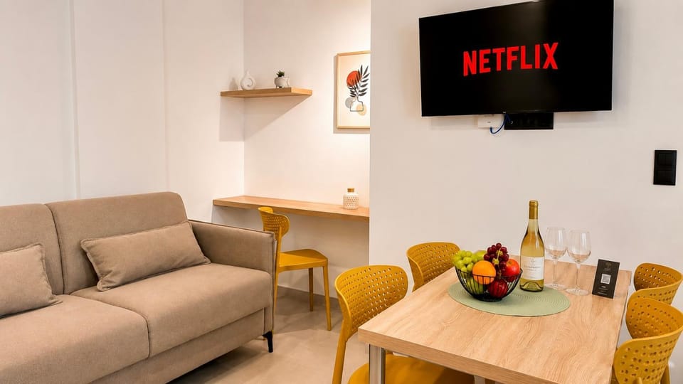 TV and multimedia, Living room, Seating area, Dining area