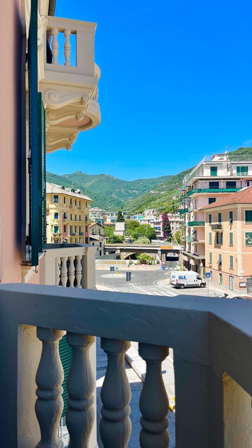 Balcony/Terrace, City view, Mountain view