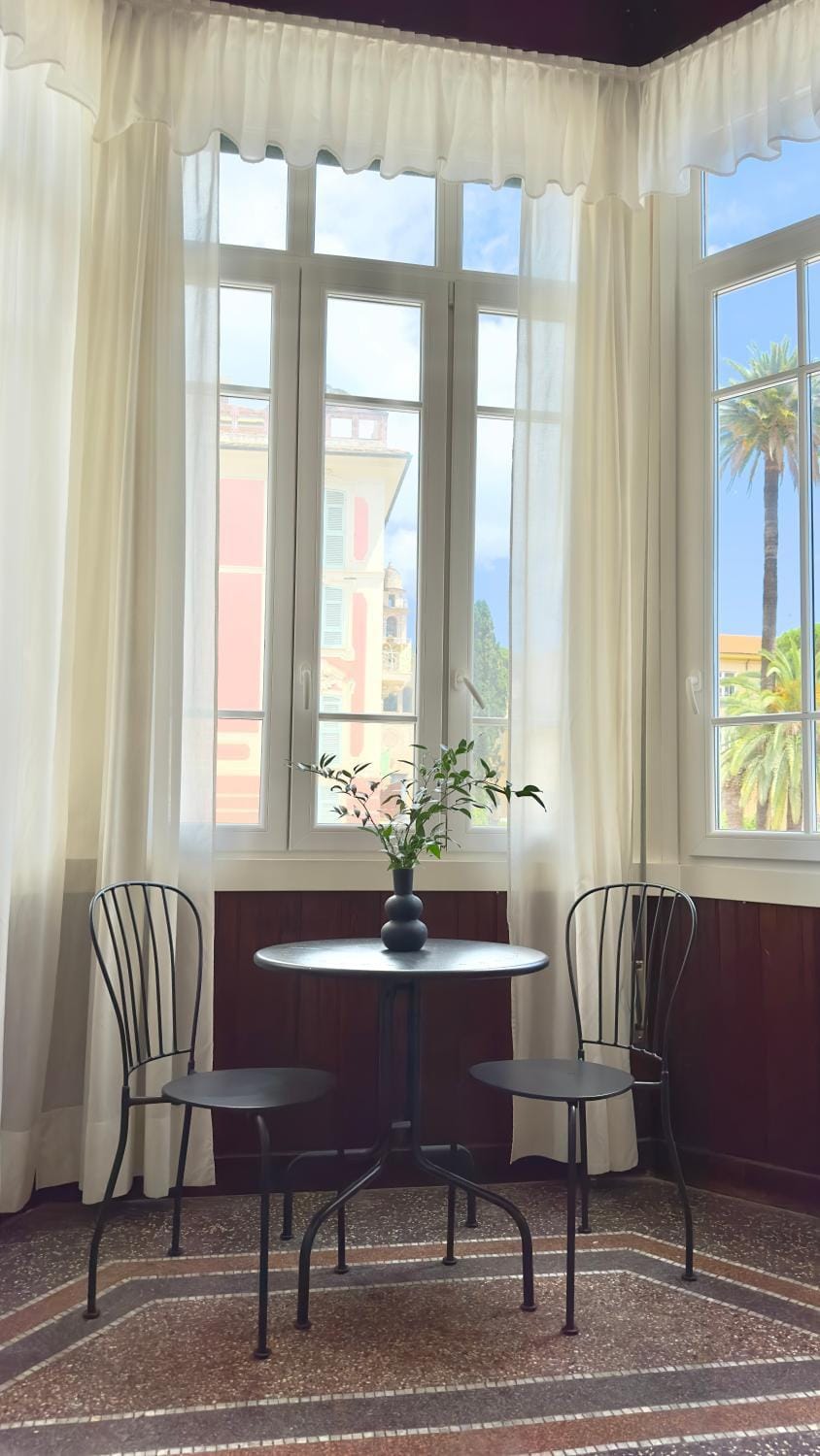 Photo of the whole room, City view