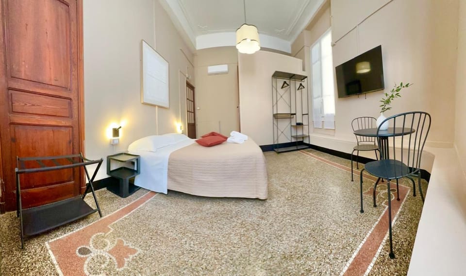 Photo of the whole room, Bedroom