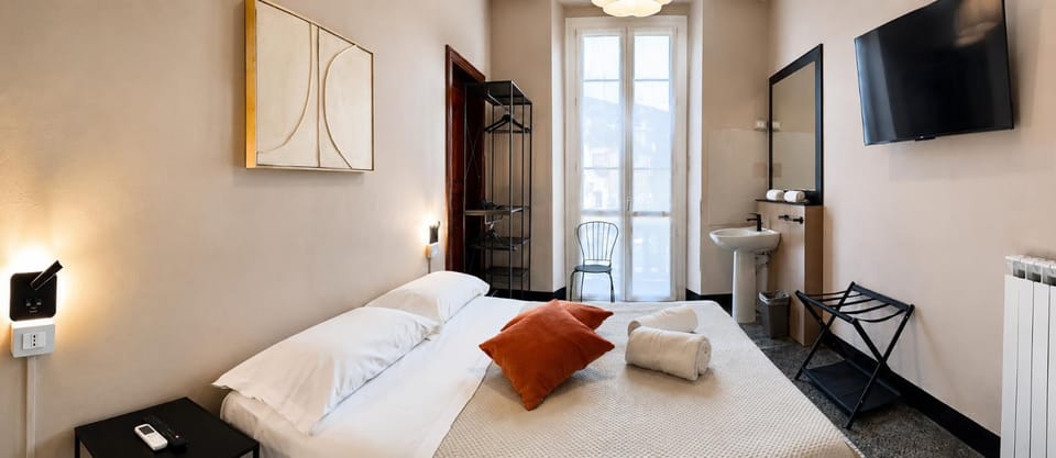 Bed, TV and multimedia, Photo of the whole room, Bedroom