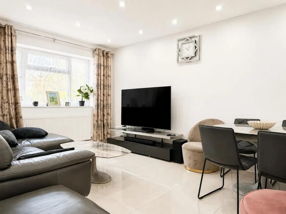 TV and multimedia, Seating area, Dining area