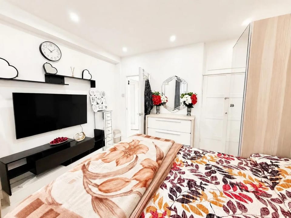 Bed, TV and multimedia, Photo of the whole room, Bedroom