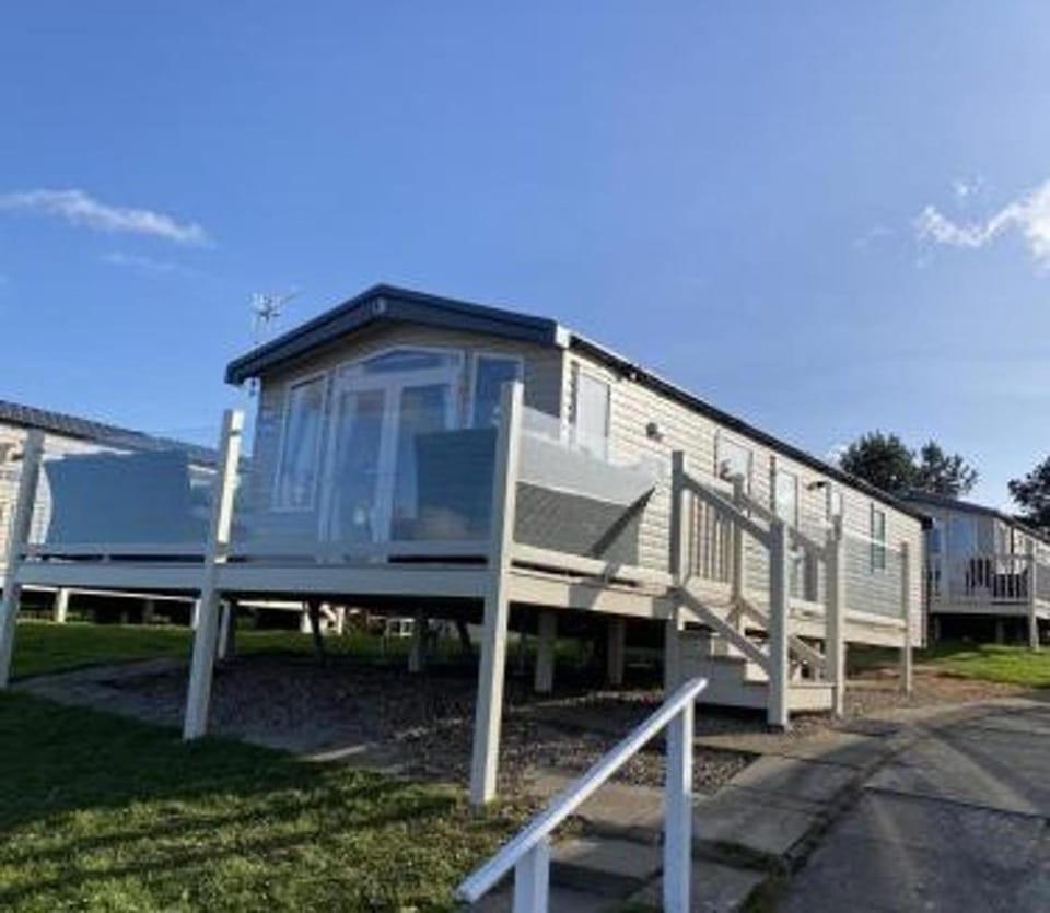 Property building, Facade/entrance, Day