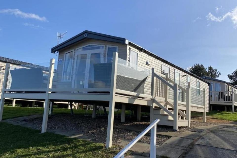 Cabin Sleeps 6 with Parking - Pets Welcome Cabin in Filey