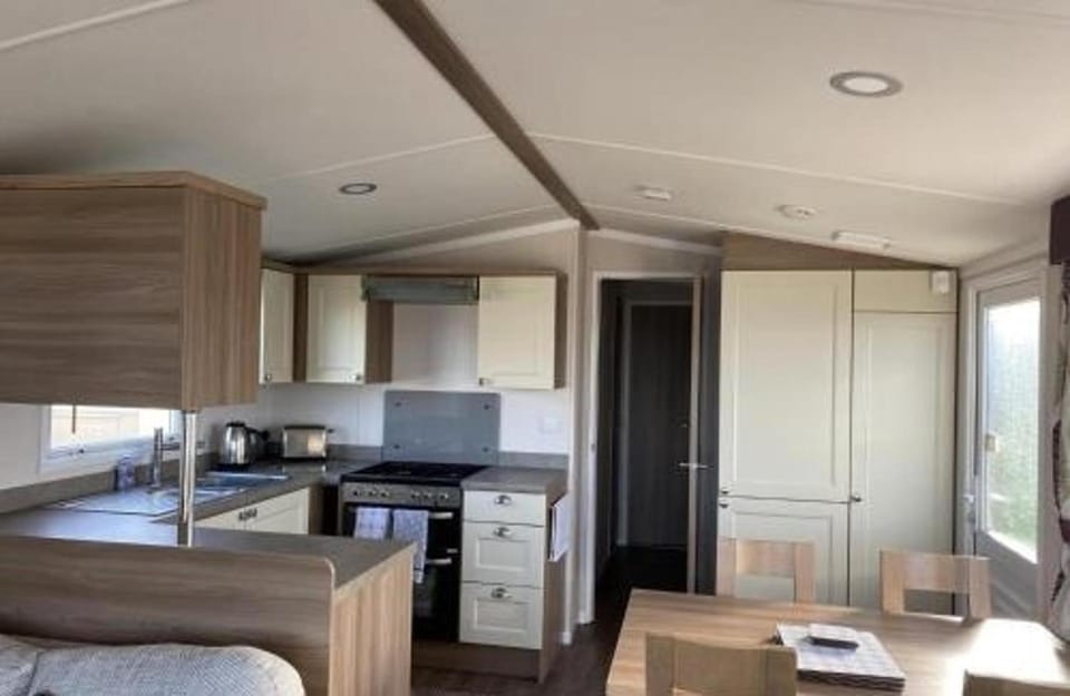 Coffee/tea facilities, Kitchen or kitchenette, Photo of the whole room, Dining area, stove, acessibility