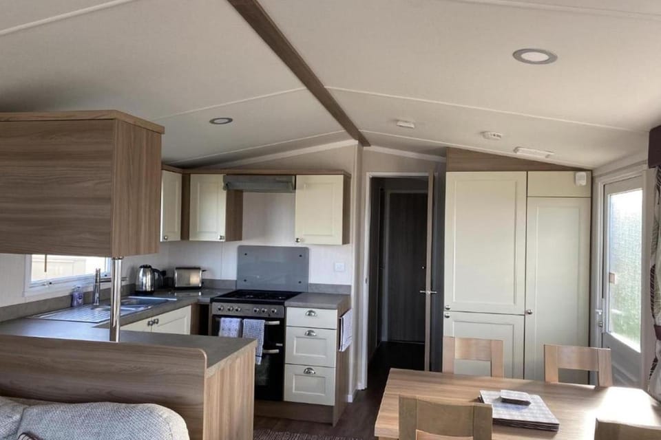 Kitchen or kitchenette, Dining area, oven, stove, acessibility