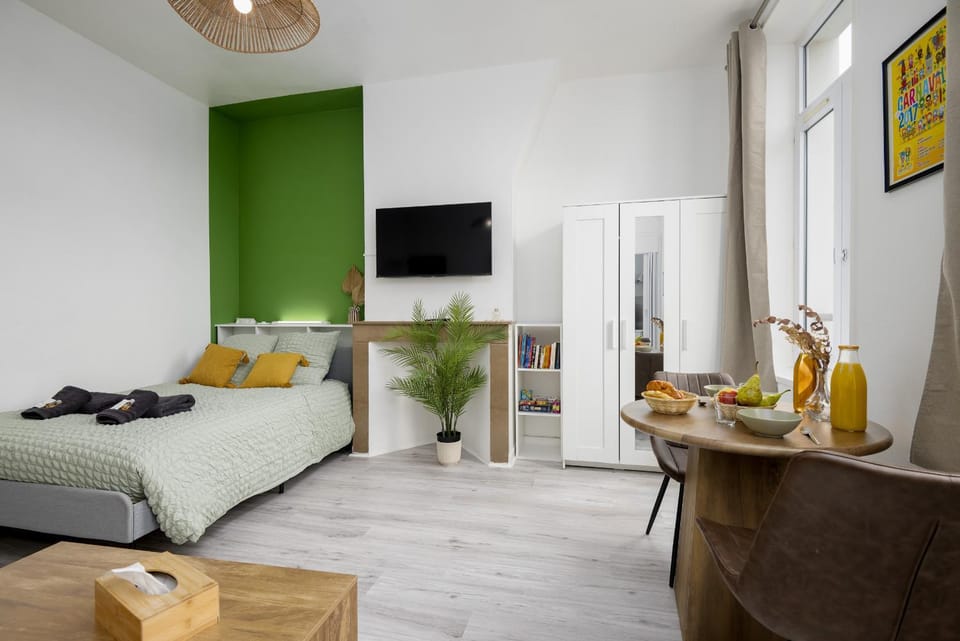Communal lounge/ TV room, Bed, TV and multimedia, Living room, Photo of the whole room, Bedroom