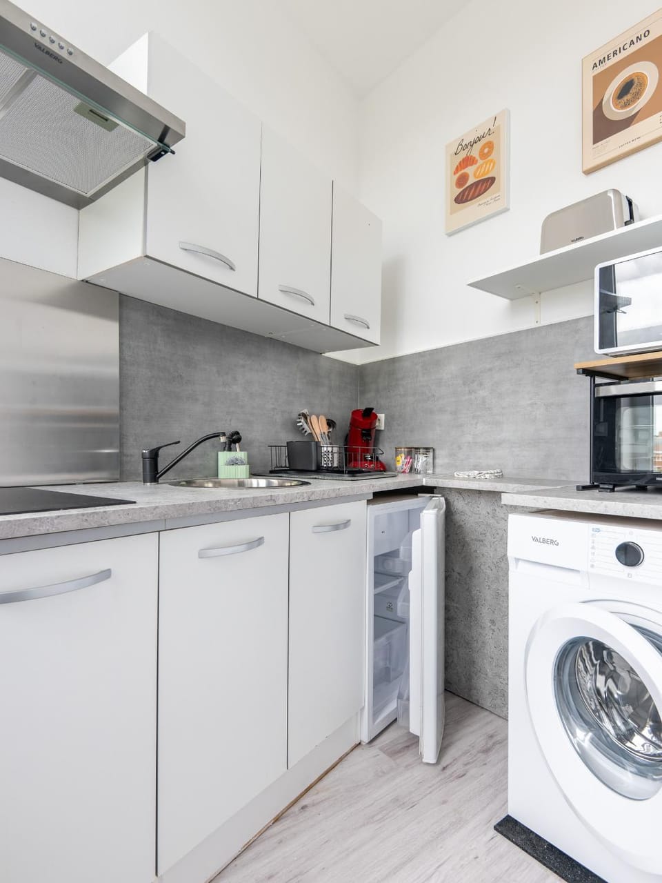 Kitchen or kitchenette, oven, stove, toaster, washing machine
