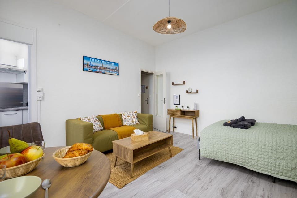 Bed, TV and multimedia, Living room, Food and drinks, Photo of the whole room, Seating area, Bedroom, Food