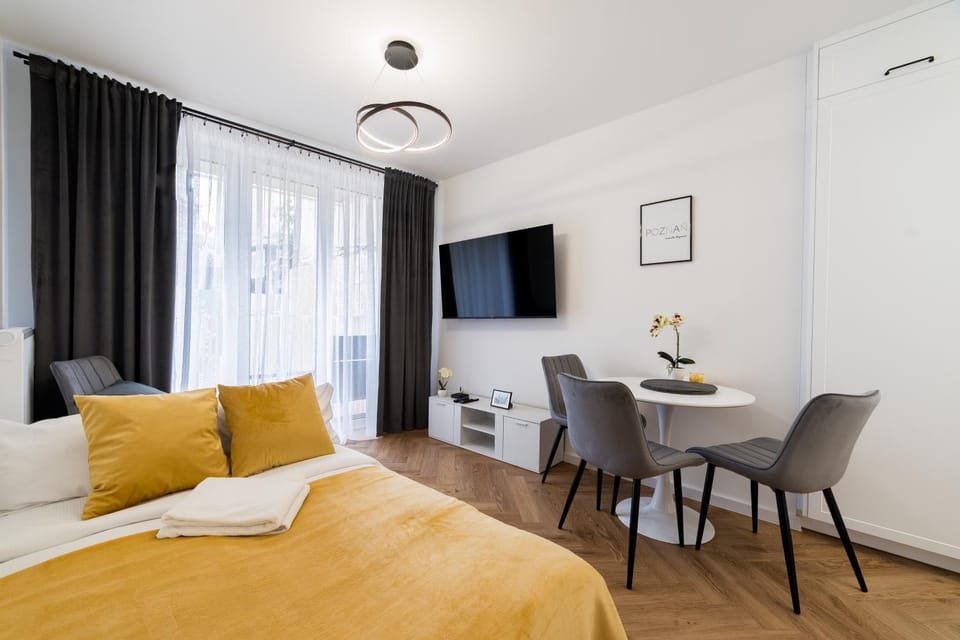 Communal lounge/ TV room, Bed, TV and multimedia, Living room, Photo of the whole room, Seating area, Dining area, Evening entertainment, Bedroom