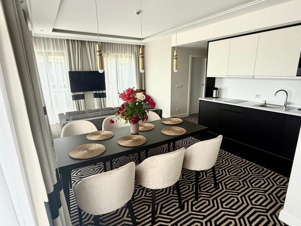 Kitchen or kitchenette, Seating area, Dining area