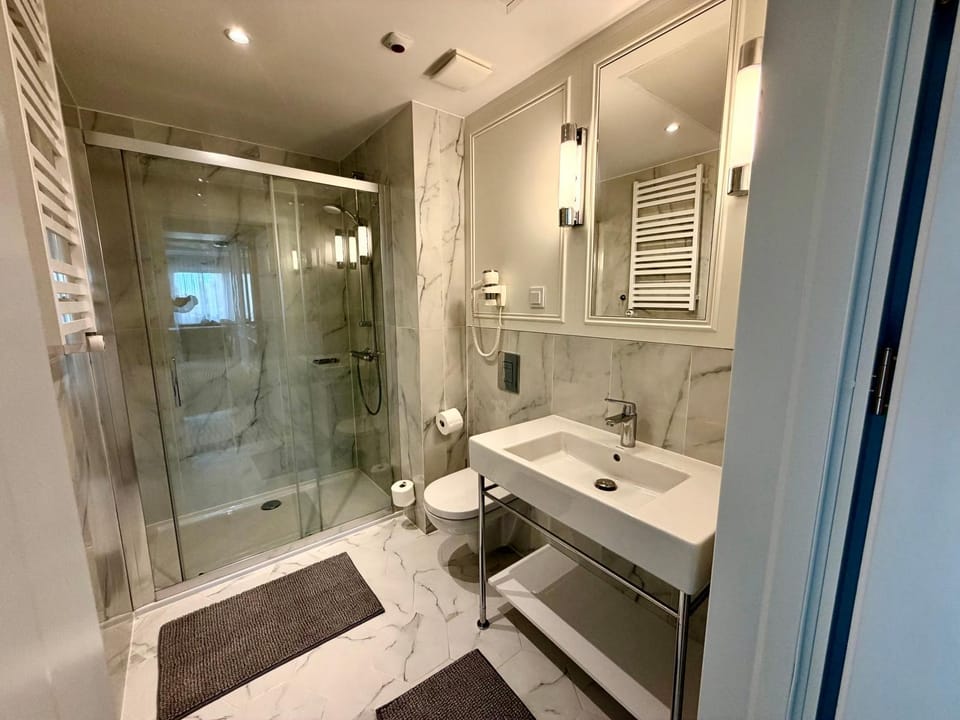 Shower, Bathroom, towels