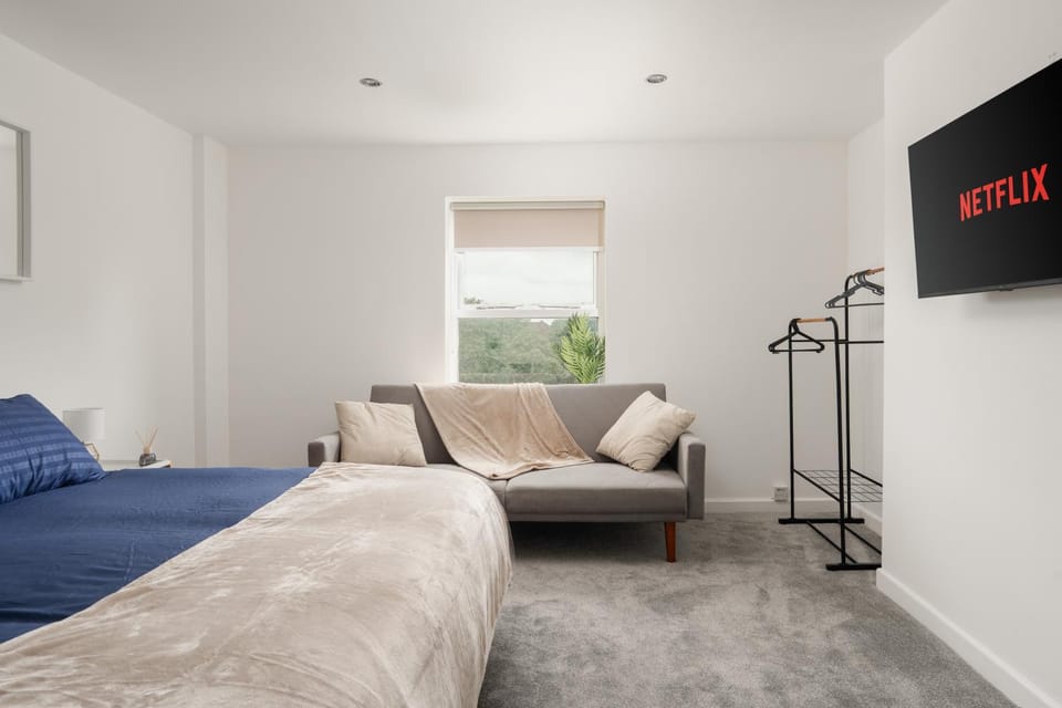 3 Desks & 4 TVs Flex Bed Config Secure Parking Apartment in Liverpool