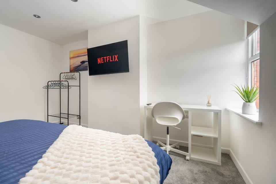 3 Desks & 4 TVs Flex Bed Config Secure Parking Apartment in Liverpool