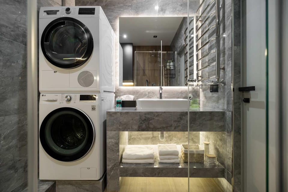 GrandStay - Designer 1BR with Park View King Bed Full Kitchen Washer&Dryer Free Parking Apartment in Chișinău