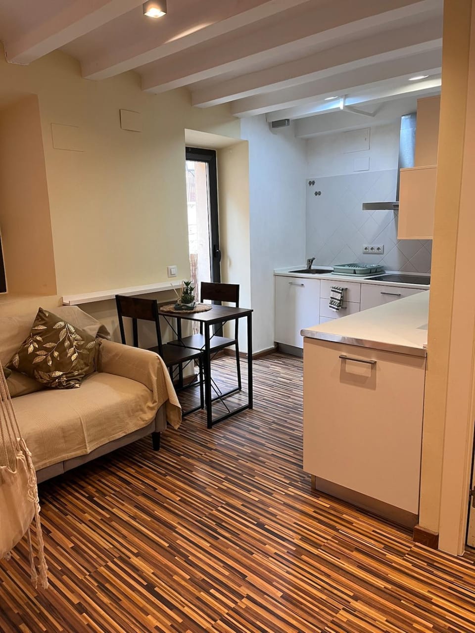Kitchen or kitchenette, Seating area, Dining area