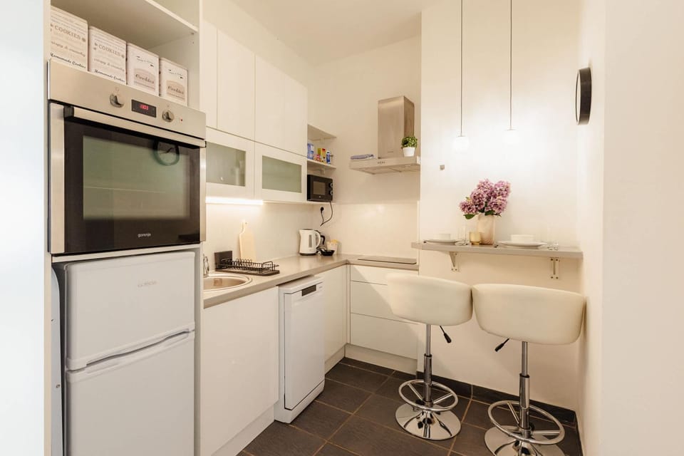 Coffee/tea facilities, Kitchen or kitchenette, Dining area, dishwasher, oven, stove