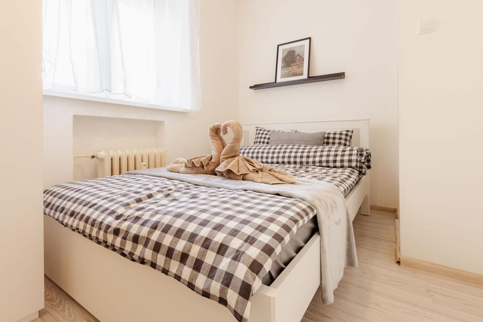 Bed, Bedroom, towels