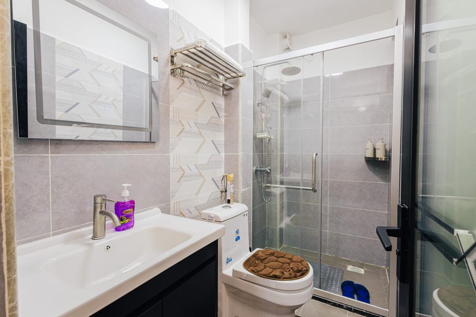 Shower, Toilet, towels