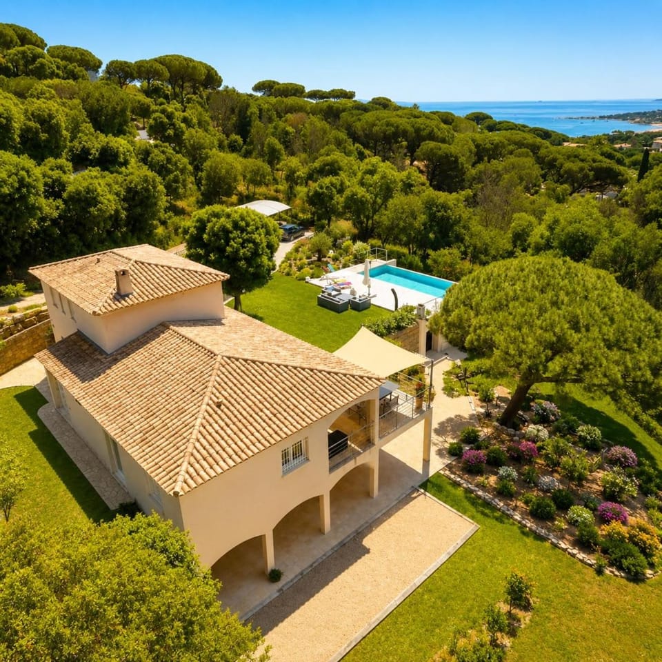 Villa provençale avec piscine chauffée, entourée de verdure et au calme Villa in Sainte-Maxime
