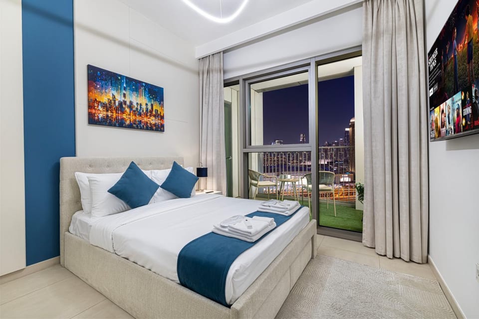 Bed, TV and multimedia, View (from property/room), Balcony/Terrace, Photo of the whole room, Bedroom, City view, Landmark view