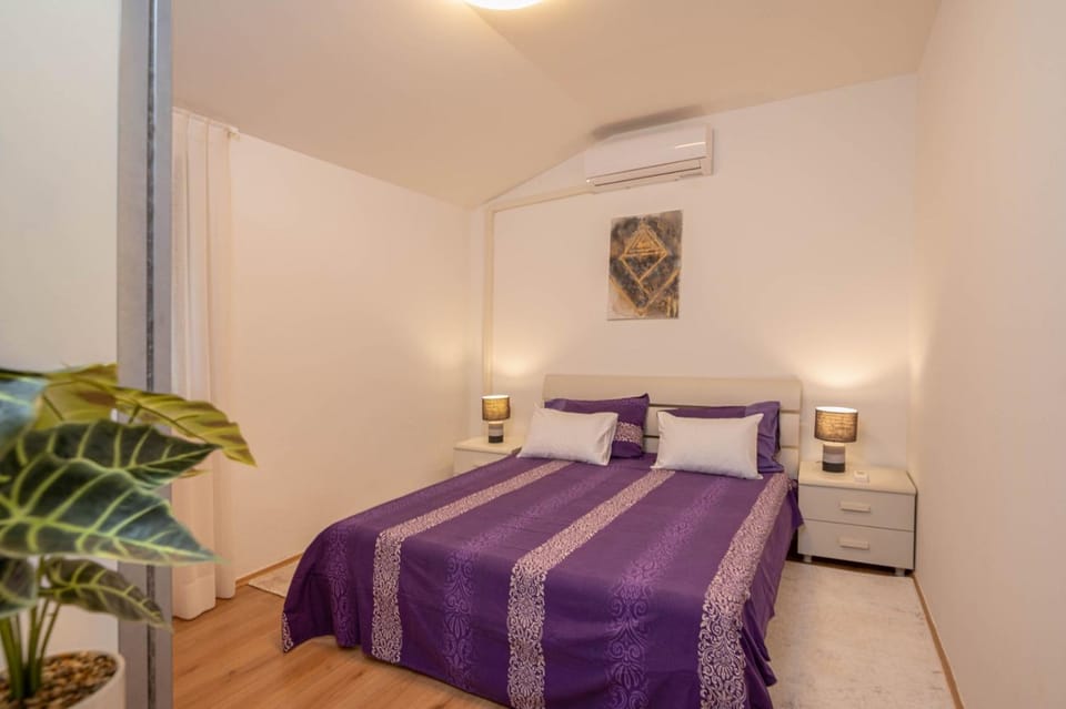 Bedroom, air conditioner