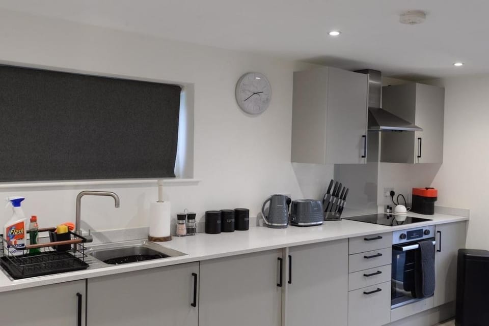 Coffee/tea facilities, Kitchen or kitchenette, oven, stove, toaster