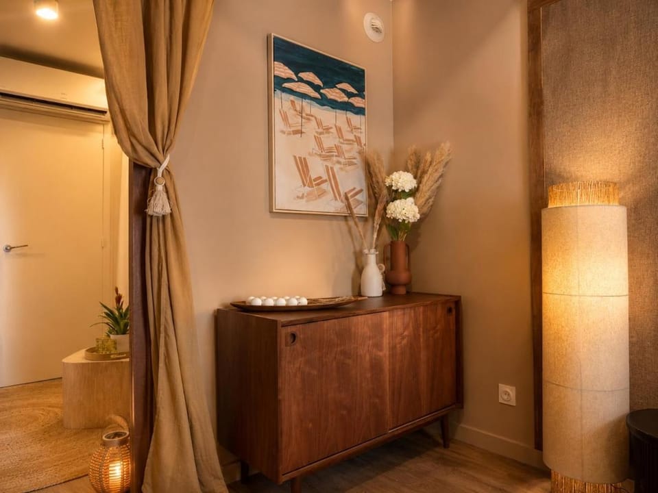 LE HAWAII, city center, air conditioning Apartment in Bourgogne-Franche-Comté