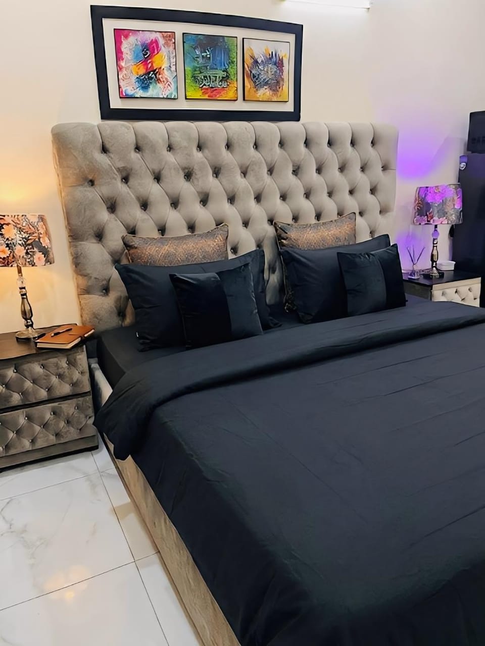 Bed, Living room, Photo of the whole room, Seating area, Bedroom