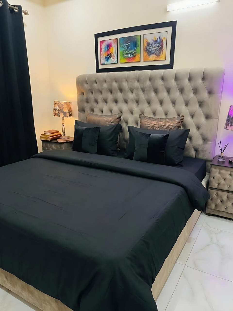 Bed, Living room, Photo of the whole room, Seating area, Bedroom