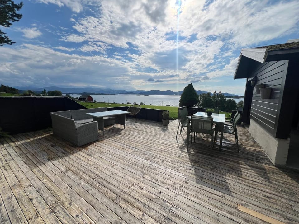 Property building, Patio, Natural landscape, View (from property/room), Balcony/Terrace, Dining area, Mountain view, Sea view