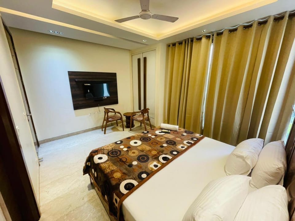 Bed, TV and multimedia, Photo of the whole room, Bedroom