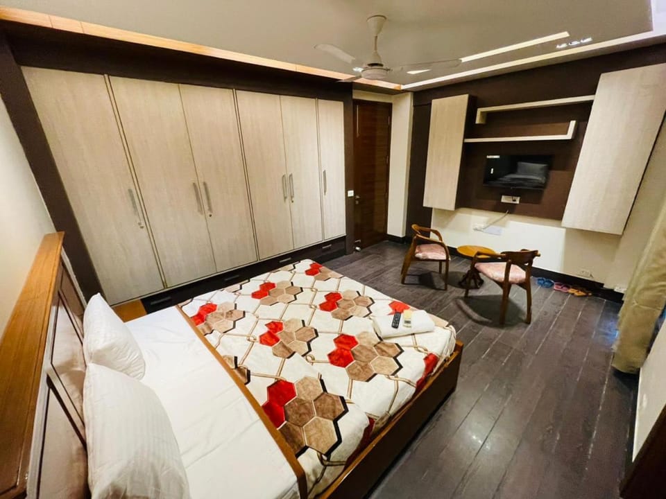 Bed, TV and multimedia, Living room, Photo of the whole room, Seating area, Bedroom, towels, wardrobe