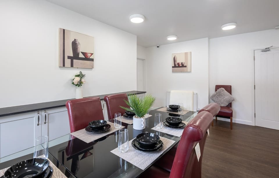 Kitchen or kitchenette, Seating area, Dining area