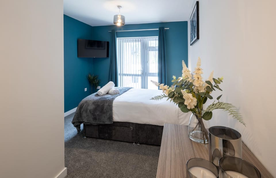 Bed, TV and multimedia, Photo of the whole room, Bedroom