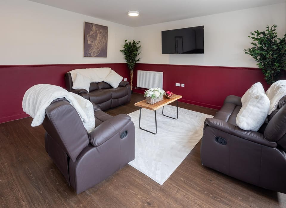 Communal lounge/ TV room, Communal lounge/ TV room, TV and multimedia, Living room, Seating area, Evening entertainment