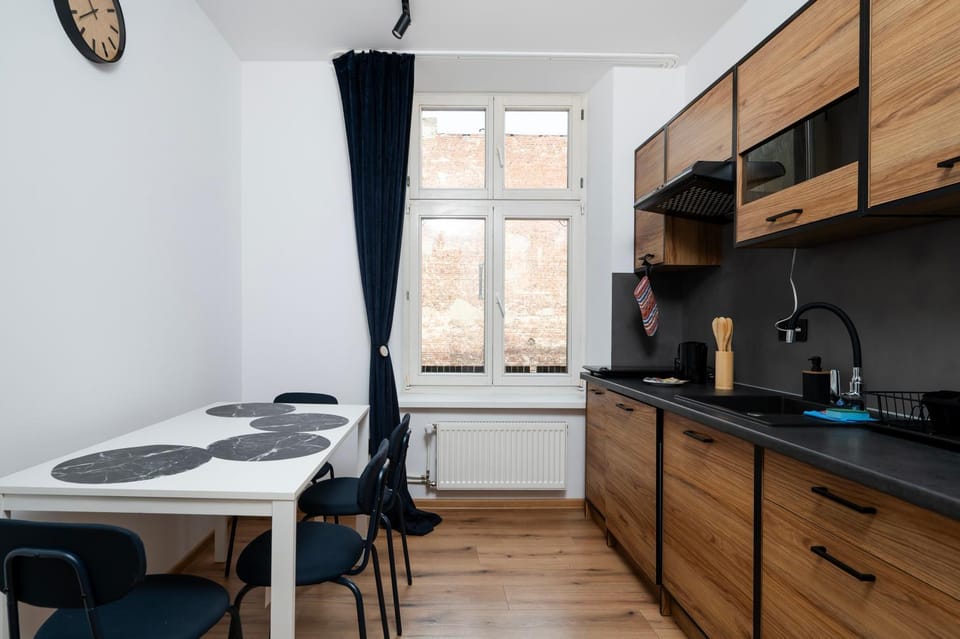 Kitchen or kitchenette, Dining area, stove