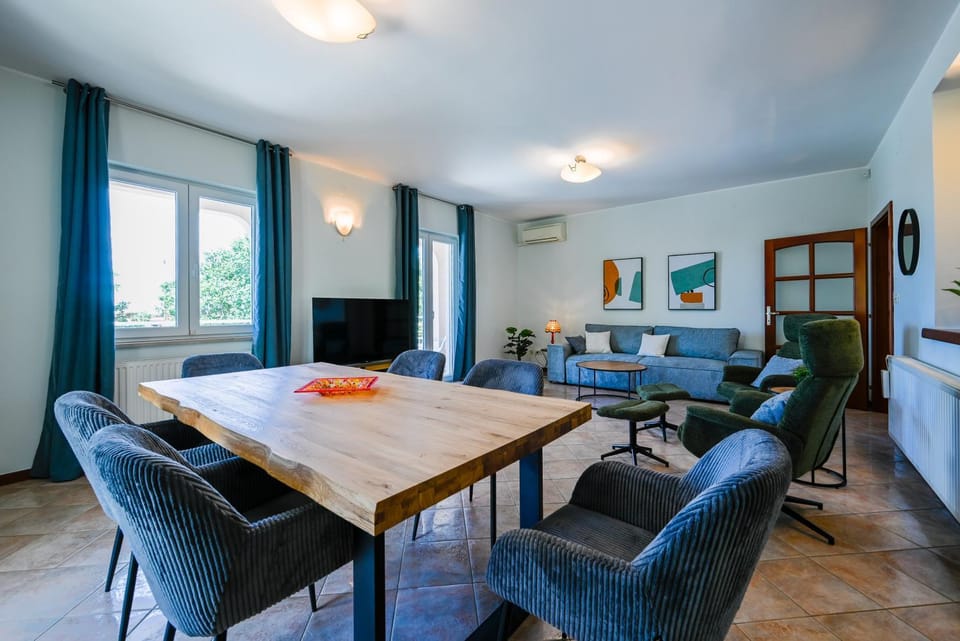 TV and multimedia, Living room, Seating area, Dining area